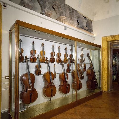 5600 sala degli strumenti vetrina con violini e Violoncelli