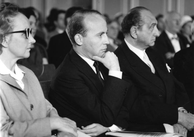 7.6.1960
Köln
Schloss Brühl
Eröffnung der Internationalen Meisterkurse der Staatl. Hochschule für Musik
Mitte: Hans Werner Henze, Neapel
