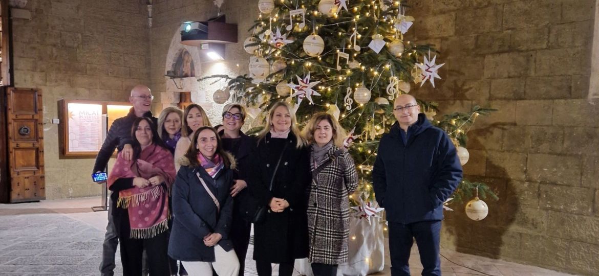 L'Albero_di_Natale_dell'Accademia_Musicale_Chigiana,_con_i_dipendenti_che_lo_hanno_realizzato,_illumina_il_cortile_di_Palazzo_Chigi_Saracini_