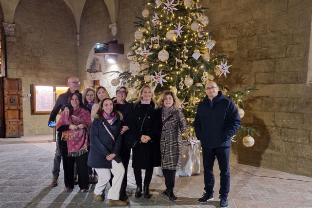 L'Albero_di_Natale_dell'Accademia_Musicale_Chigiana,_con_i_dipendenti_che_lo_hanno_realizzato,_illumina_il_cortile_di_Palazzo_Chigi_Saracini_